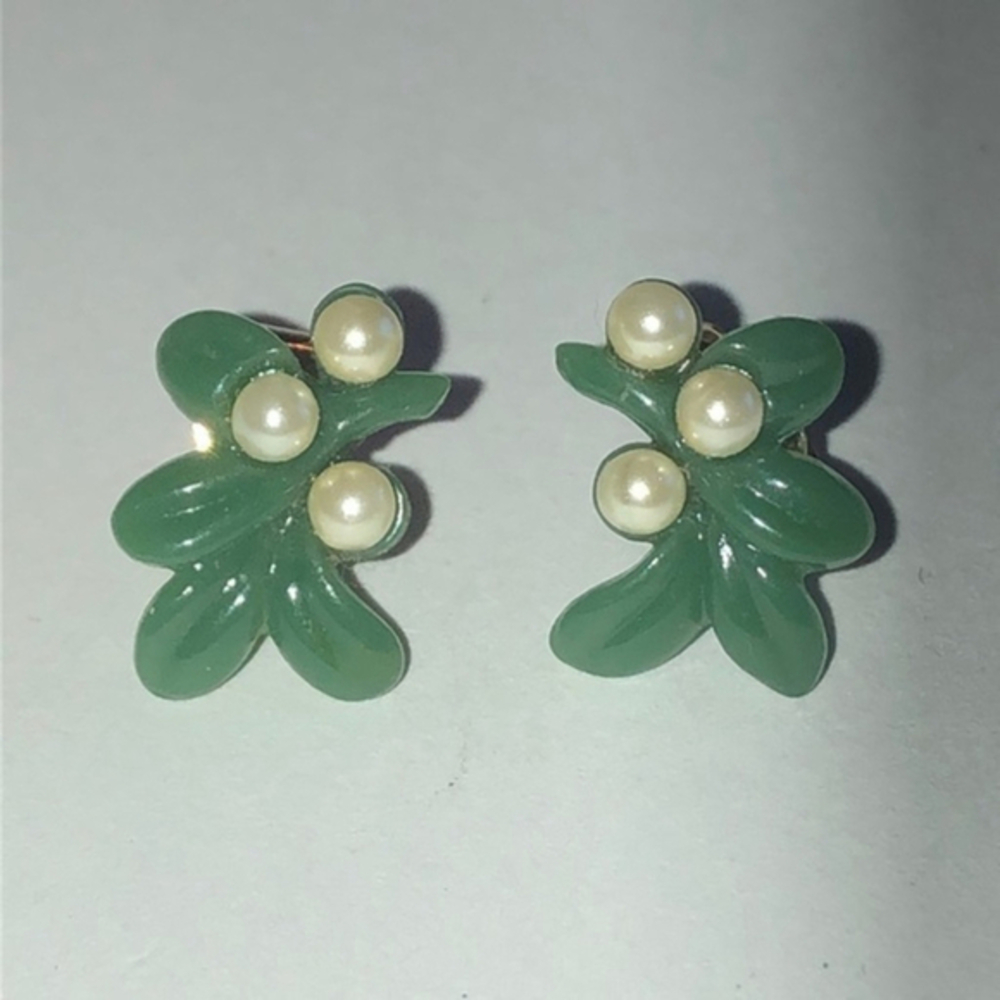Vintage Green & Faux Pearl Leaf Retro Pierced Earrings
